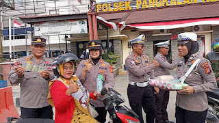 Sosialisasi Ops Patuh LK 2024, Kapolsek Pangkalan Kerinci Bagikan Sauvenir ke Pengguna Jalan